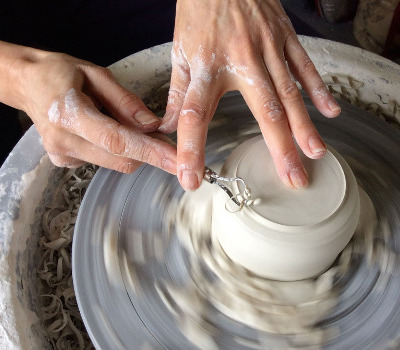 Façonnage poterie Ana Belén Montero ArtisanArt
